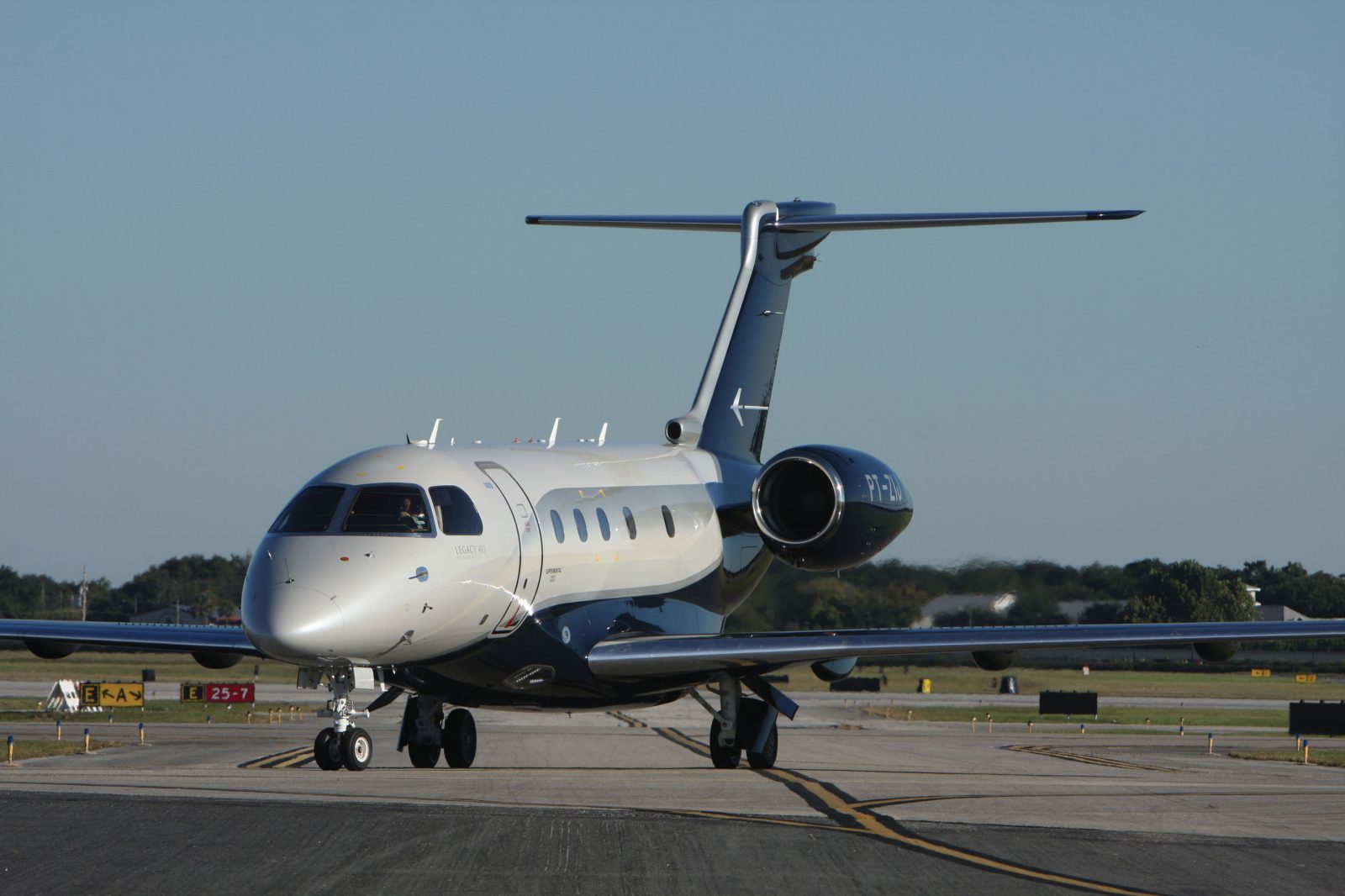 Image of Embraer Legacy 450 1